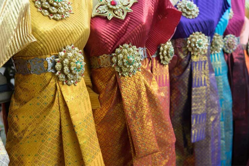 Thai Traditional Dress Guide: 8 Beautiful Types of Chut Thai